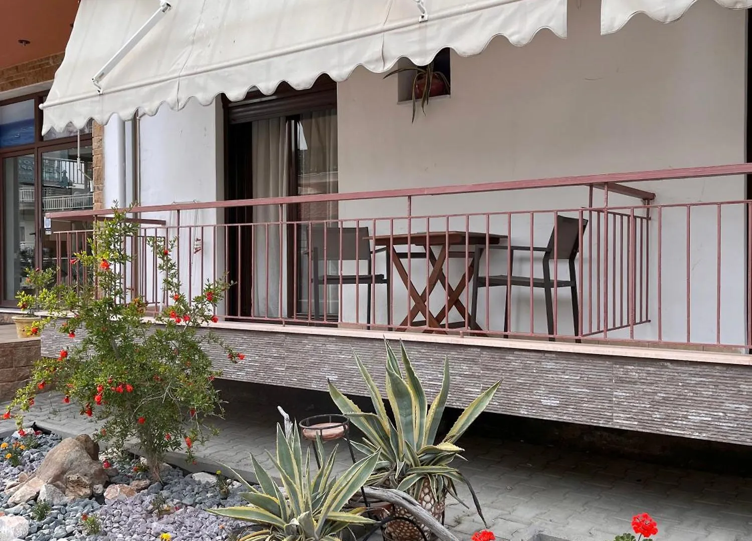 Almira Studios Sarti